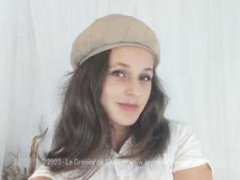 Superbe et original chapeau-toque vintage en velours beige dont les coutures forme une spirale à partir d'un cercle sur le dessus. une création de chez "Fougeray Paris - Made in France".