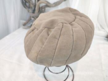 Superbe et original chapeau-toque vintage en velours beige dont les coutures forme une spirale à partir d'un cercle sur le dessus. une création de chez "Fougeray Paris - Made in France".