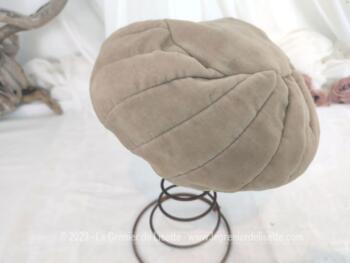 Superbe et original chapeau-toque vintage en velours beige dont les coutures forme une spirale à partir d'un cercle sur le dessus. une création de chez "Fougeray Paris - Made in France".