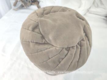 Superbe et original chapeau-toque vintage en velours beige dont les coutures forme une spirale à partir d'un cercle sur le dessus. une création de chez "Fougeray Paris - Made in France".