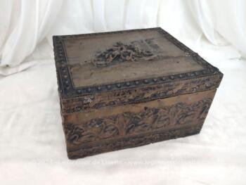 Datant du début du XX°, voici un beau coffret en bois entièrement recouvert d'un habillage en métal repoussé représentant sur le couvercle une scène signée de guerre moyenâgeuse et sur les cotes une frise de cygnes. Plus de clé, mais un coffret vraiment original.