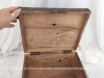 Datant du début du XX°, voici un beau coffret en bois entièrement recouvert d'un habillage en métal repoussé représentant sur le couvercle une scène signée de guerre moyenâgeuse et sur les cotes une frise de cygnes. Plus de clé, mais un coffret vraiment original.