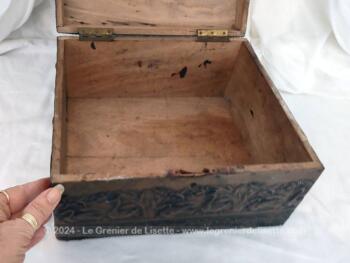 Datant du début du XX°, voici un beau coffret en bois entièrement recouvert d'un habillage en métal repoussé représentant sur le couvercle une scène signée de guerre moyenâgeuse et sur les cotes une frise de cygnes. Plus de clé, mais un coffret vraiment original.