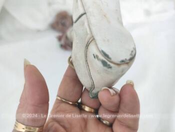 Voici d'anciens petits chaussons ou chaussures à lacet en cuir blanc pour bébé pour une taille 17, avec une patine du temps passé et même des traces d'usure dues à la marche. Pour bébé, poupon ou pour une belle décoration tendance shabby.