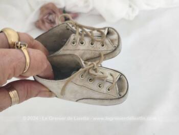 Voici d'anciens petits chaussons ou chaussures à lacet en cuir blanc pour bébé pour une taille 17, avec une patine du temps passé et même des traces d'usure dues à la marche. Pour bébé, poupon ou pour une belle décoration tendance shabby.