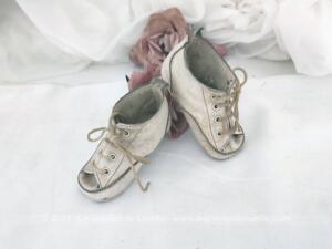 Anciens petits chaussons lacet cuir bébé taille 17