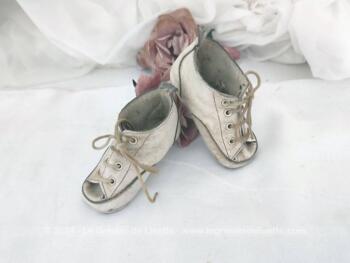 Voici d'anciens petits chaussons ou chaussures à lacet en cuir blanc pour bébé pour une taille 17, avec une patine du temps passé et même des traces d'usure dues à la marche. Pour bébé, poupon ou pour une belle décoration tendance shabby.