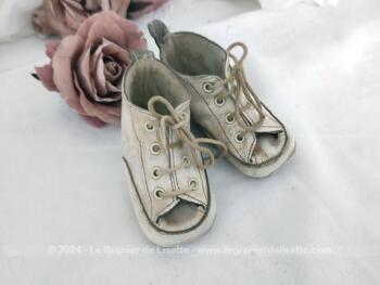 Voici d'anciens petits chaussons ou chaussures à lacet en cuir blanc pour bébé pour une taille 17, avec une patine du temps passé et même des traces d'usure dues à la marche. Pour bébé, poupon ou pour une belle décoration tendance shabby.