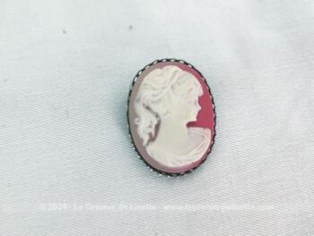 Voici une broche camée vintage, représentant une femme de profil réalisé en résine, aussi belle que de la porcelaine, et sertie dans du métal aux bordures ouvragées.