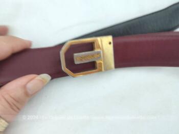 Voici une ceinture Yves Saint Laurent pour homme en cuir réversible bordeaux ou gris, avec emblème sur la boucle et au bout de la ceinture avec les mentions en lettres dorées "YvesSaintLaurent  Paris - 95 - 38". Pour un homme élégant et vintage à la fois.