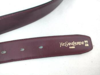 Voici une ceinture Yves Saint Laurent pour homme en cuir réversible bordeaux ou gris, avec emblème sur la boucle et au bout de la ceinture avec les mentions en lettres dorées "YvesSaintLaurent  Paris - 95 - 38". Pour un homme élégant et vintage à la fois.