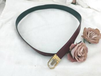 Voici une ceinture Yves Saint Laurent pour homme en cuir réversible bordeaux ou gris, avec emblème sur la boucle et au bout de la ceinture avec les mentions en lettres dorées "YvesSaintLaurent  Paris - 95 - 38". Pour un homme élégant et vintage à la fois.