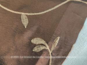 Coupon tissus satiné marron broderies fleurs