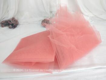 Sur 3,80 mètres de long et 175 cm de large, voici un coupon de tulle rigide rose saumon pour vos créations voile, voilette pour chapeau ou jupon pour robe style années 50. Très tendance shabby et tenues vintages....