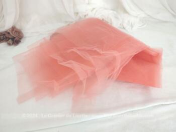 Sur 3,80 mètres de long et 175 cm de large, voici un coupon de tulle rigide rose saumon pour vos créations voile, voilette pour chapeau ou jupon pour robe style années 50. Très tendance shabby et tenues vintages....