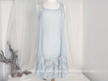 Voici un beau déshabillé ou chemise de nuit vintage de couleur gris-bleu pale de la marque "Clara Vitti" en crêpe et dentelle avec des petits volants sur le bas.Taille 40 à 42.