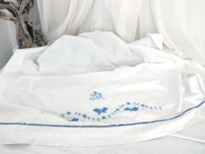 Ancien petit drap bébé broderies bleues et monogrammes JTM