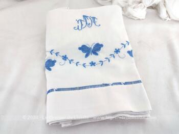 Voici un ancien petit drap pour lit de bébés de 170 x 120 cm, fait main, décoré de broderies ajourées bleues, des monogrammes JTM et un jour sur toute la largeur. Pièce unique.