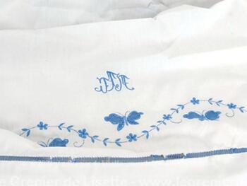 Voici un ancien petit drap pour lit de bébés de 170 x 120 cm, fait main, décoré de broderies ajourées bleues, des monogrammes JTM et un jour sur toute la largeur. Pièce unique.