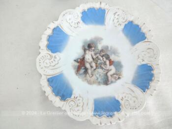 Voici un duo d'assiettes tendance shabby, aux contours identiques bleus avec dorures et au centre de chacune un décor central d'angelots et chérubins.