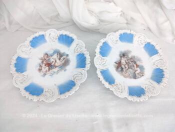 Voici un duo d'assiettes tendance shabby, aux contours identiques bleus avec dorures et au centre de chacune un décor central d'angelots et chérubins.