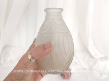 Voici un duo de petits vases estampillés "Joma Montreuil - Made in Frane" réalisé en verre dépoli moulé pressé avec de beaux motifs Art Déco.