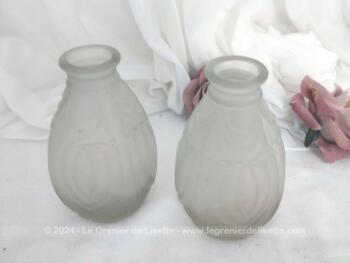 Voici un duo de petits vases estampillés "Joma Montreuil - Made in Frane" réalisé en verre dépoli moulé pressé avec de beaux motifs Art Déco.