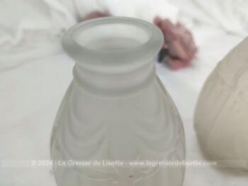 Voici un duo de petits vases estampillés "Joma Montreuil - Made in Frane" réalisé en verre dépoli moulé pressé avec de beaux motifs Art Déco.