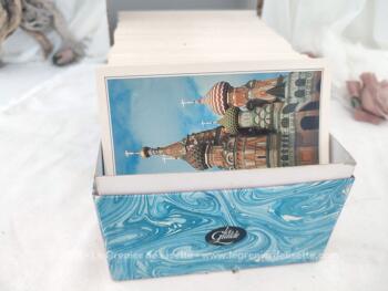 Voici un grand lot de 250 cartes postales en vrac représentant les Pays du Monde dans un coffret en carton estampillé "La Guilde".  Pour faire de beaux voyages. 