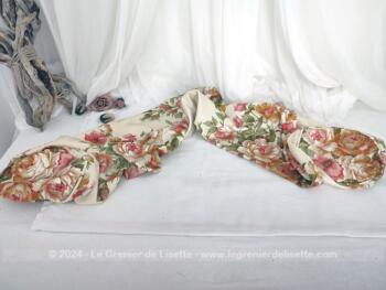 Pour traversin de 140 cm de long, voici une belle housse faite main en tissus d'ameublement satiné représentant des fleurs d'églantier et autres fleurs dans les tons orangés. A chaque extrémité un passepoil pour former un cercle de 22 cm de diamètre. Fermée par du velcros. Pièce unique.