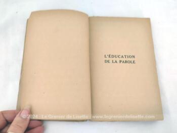 Datant de 1929, voici un livre ancien de 204 pages portant le titre de ""L'Education de la Parole" de Paul-C Jagot daté de 1929, concernant l'Art de Parler clairement et avec assurance, dans la vie privée, dans les affaires et devant un public. Tout ça en 1929, quel programme!