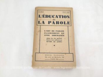 Datant de 1929, voici un livre ancien de 204 pages portant le titre de ""L'Education de la Parole" de Paul-C Jagot daté de 1929, concernant l'Art de Parler clairement et avec assurance, dans la vie privée, dans les affaires et devant un public. Tout ça en 1929, quel programme!