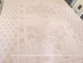 Sur 215 x 150 cm, voici une superbe nappe rectangulaire réalisée dans un beau damassé vieux rose décorée de losanges de fleurs et un grand rectangle central style Art Déco avec de grands bouquets de fleurs.