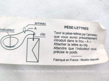 Voici un pèse lettres de voyage vintage en laiton, cadeau publicitaire des magasins "La Blanche Porte" avec les mentions gravées "non vérifié par l'Etat", et gradué de 0 à 80g. 