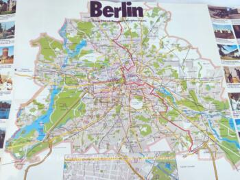 Voici un prospectus vintage de ville de Berlin de 1975 avec curiosités et plan de la ville avec le mur "de Berlin" faisant encore parti du plan. C'est un grand dépliant pour inciter à venir visiter la ville et démontrer tous ses atouts.