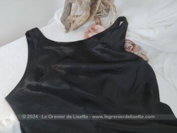 Voici une superbe robe longue fourreau lycra satiné noir de la marque "Modelisme Paris", parfait pour un 42. Quand rétro et élégance se conjuguent ensemble !