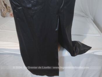 Voici une superbe robe longue fourreau lycra satiné noir de la marque "Modelisme Paris", parfait pour un 42. Quand rétro et élégance se conjuguent ensemble !