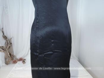 Voici une superbe robe longue fourreau lycra satiné noir de la marque "Modelisme Paris", parfait pour un 42. Quand rétro et élégance se conjuguent ensemble !