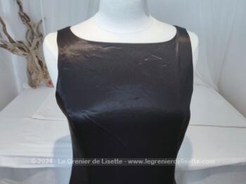 Voici une superbe robe longue fourreau lycra satiné noir de la marque "Modelisme Paris", parfait pour un 42. Quand rétro et élégance se conjuguent ensemble !