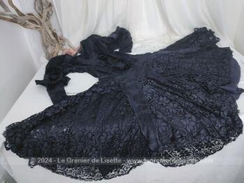 De taille 40 à 42, voici une superbe robe noire dans le style des années 80 dans un tissus extensible orné de dentelle, puis de pans entiers de dentelles et de tulle aux manches pour donner de la transparence et une très grande ampleur de la jupe pour un effet très spectaculaire .