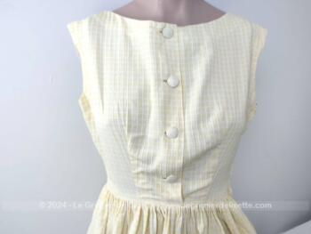 Voici une belle robe vintage des années 60, réalisée dans un beau tissus cossu jaune à fines rayures blanches prévu pour une taille fine de 32 cm à plat. Fait main et pièce unique.