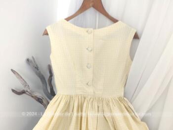 Voici une belle robe vintage des années 60, réalisée dans un beau tissus cossu jaune à fines rayures blanches prévu pour une taille fine de 32 cm à plat. Fait main et pièce unique.