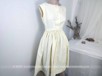 Voici une belle robe vintage des années 60, réalisée dans un beau tissus cossu jaune à fines rayures blanches pour taille de guêpe avec un tour de taille de 64 cm  soit 32 cm à plat. Fait main et pièce unique.