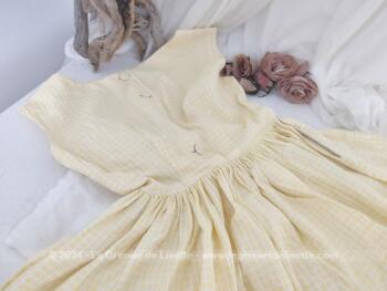 Voici une belle robe vintage des années 60, réalisée dans un beau tissus cossu jaune à fines rayures blanches prévu pour une taille fine de 32 cm à plat. Fait main et pièce unique.