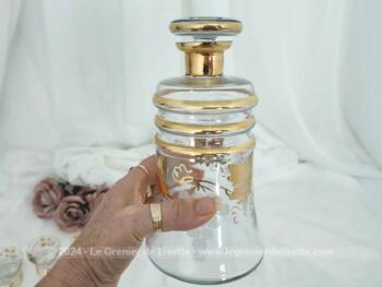 Voici un adorable service à liqueur composé d'une grande carafe et ses 4 verres assortis, le tout décoré de belles dorures et de grappes gravées. Vintage comme on aime !