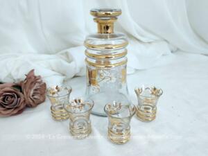 Voici un adorable service à liqueur composé d'une grande carafe et ses 4 verres assortis, le tout décoré de belles dorures et de grappes gravées. Vintage comme on aime !