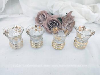 Voici un adorable service à liqueur composé d'une grande carafe et ses 4 verres assortis, le tout décoré de belles dorures et de grappes gravées. Vintage comme on aime !