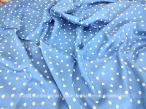 Beau coupon tissus soyeux polyester bleu ciel pois blancs