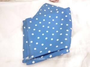 Beau coupon tissus soyeux polyester bleu ciel pois blancs