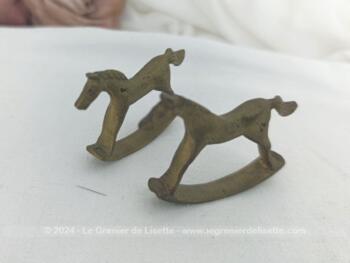 Sur 6 x 4 x 0.7  cm,  voici un duo de chevaux en laiton miniature à utiliser pour maison de poupée ou cabinet de curiosité. Vraiment original.